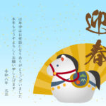 2026年（令和8年）の干支は「馬」。新年の挨拶をより印象的にしたい方におすすめなのが、干支の馬の置き物をモチーフにした年賀状テンプレートです。可愛らしくも上品