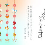 例文入り2026年（令和8年）の無料テンプレートです。新春らしい華やかさを演出したい方におすすめの「つるし飾り」のイラストをあしらった年賀状デザインです。 干支