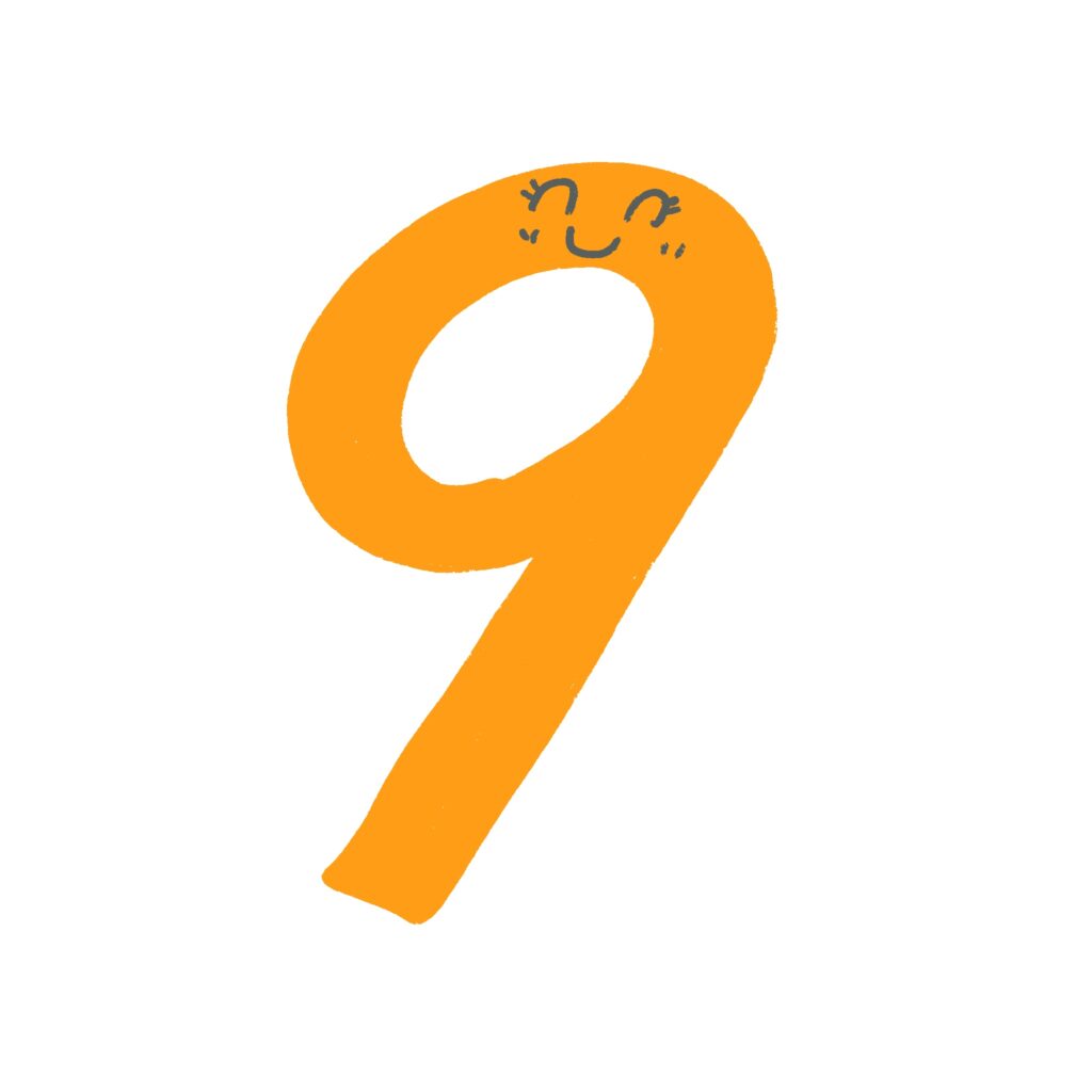 オレンジ色で描かれた数字の「9」です。数字の上の部分に、目を細めて笑うかわいい顔が描かれており、ほっぺの点がほんのり照れているように見えます。やさしい雰囲気と明