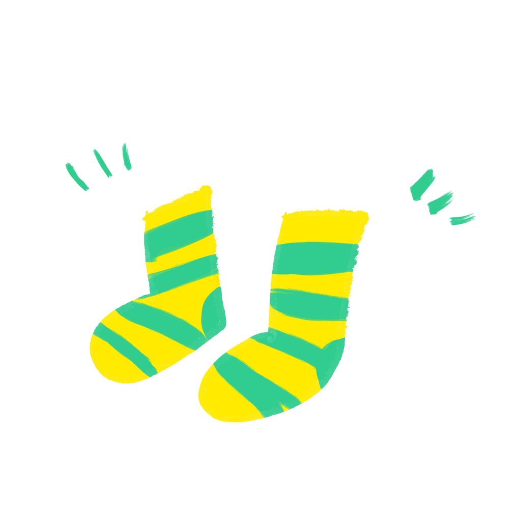 黄色と緑のストライプ模様が入った靴下のイラストです。左右の靴下が少し浮かんでいるように描かれていて、まるで「おでかけの準備をしている」ような、元気で楽しげな雰囲
