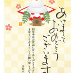 【2026年（令和8年）】縦型のデザインが美しい年賀状テンプレートです。お正月らしい鏡餅のデザインで落ち着いた印象に仕上げました。ゴールドの市松模様が華やかさを