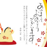 明るいカラーとかわいい小花のイラストが特徴の横型年賀状テンプレートです。2026年（令和8年）の干支・馬をキュートに描き、新年を元気に迎えるデザインです。個人利