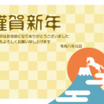 富士山、初日の出、市松模様と縁起の良い上品なデザインで穏やかな印象を与える横型和風年賀状テンプレートです。初日の出の中に2026年（令和8年）の干支・馬をさりげ
