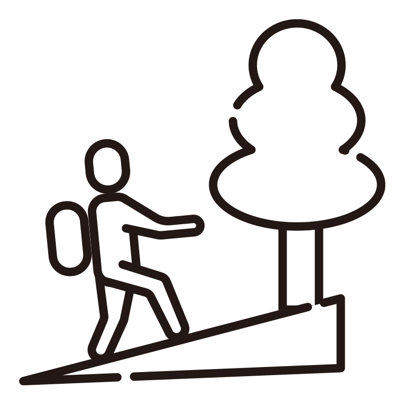 バックパックを背負い、木々の中