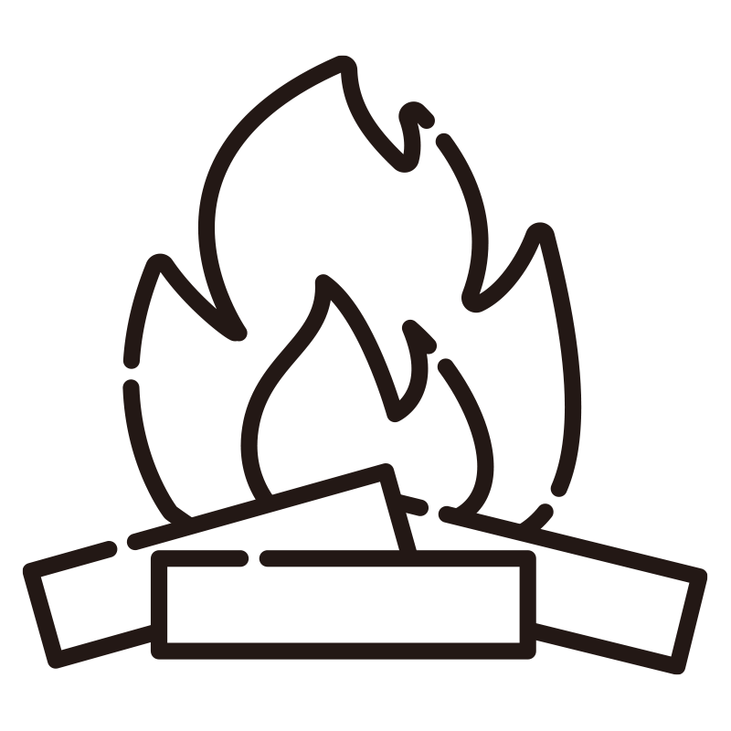 薪が組まれ、勢いよく燃え上がる