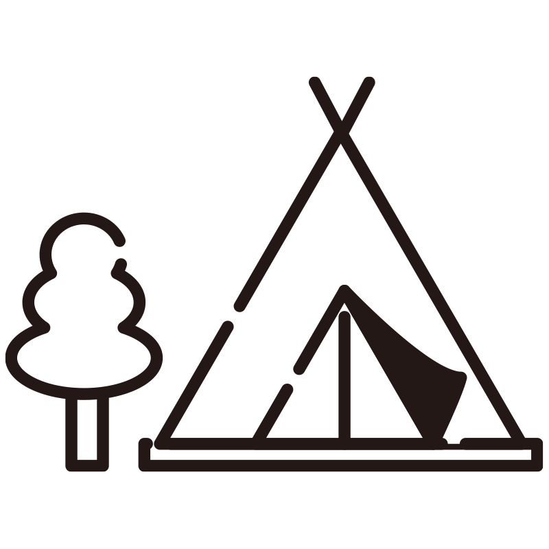 自然の中に設営された三角形のテ