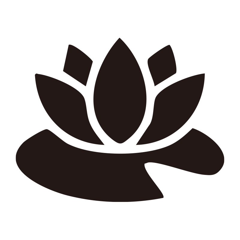 水面に美しく咲くハスの花を、透