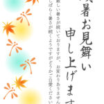 夕暮れ時の柔らかな木漏れ日や涼やかな秋風の気配を感じるイエローやエメラルドグリーンの球体ぼかしの上に、温かみのあるオレンジ色の赤とんぼともみじを描いた、ノスタル