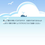 クジラとちいさな魚たちが泳ぐ、広大な夏の海空を描いた爽やかな残暑見舞いのテンプレートです。どこまでも広がる夏の青空と大きな白い入道雲、その下で潮を吹いている可愛