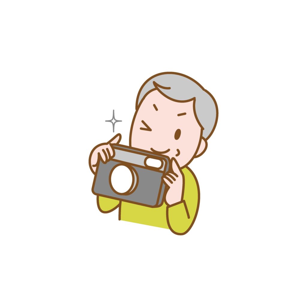 カメラで撮影をするシニア男性の