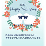 【2027年・未年のタテ型】赤色の花とグリーンの葉が輪になったおしゃれなしめ縄（リース）風デザインの年賀状テンプレートとなり、中に仲良く並ぶ２匹の羊が描かれてい