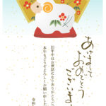 【和風年賀状】縦型のハガキに干支のひつじの置き物を描いた和風年賀状の王道デザインです。金屛風とひつじのボディーにお正月らしく松竹梅のイラストを添えています。万人