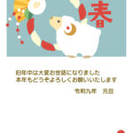 なかなか会えない親戚へ、家族の近況と新年のご挨拶を届けませんか。紅白の椿やしめ縄、金色の扇にかわいい羊を添えた、2027年・未年の年賀状テンプレートです。落ち着