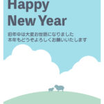 大きな白い雲と、丘にたたずむ親子のひつじ。ゆったりとした風景が心地よい、2027年・未年の年賀状テンプレートです。水色とミントグリーンに太字の英語を合わせた、シ