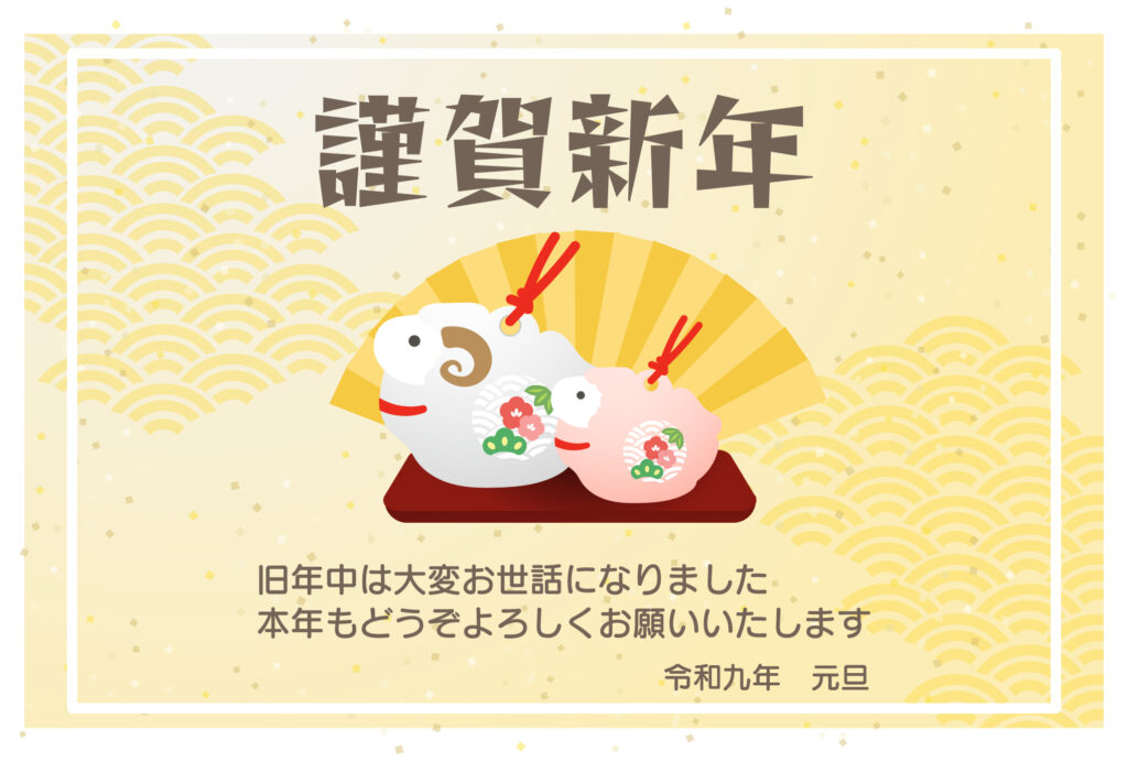 金色の扇を背に白と淡いピンクの