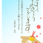 やわらかな筆文字の「あけましておめでとうございます」に、羊の絵馬と紅梅を添えた2027年の年賀状テンプレート。淡い水色から白へ移る背景が清々しい、和風のタテ型デ