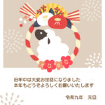2027年（令和9年）お正月飾りの輪から、ふわふわのかわいい羊が顔をのぞかせる未年の年賀状テンプレートです。紅白の椿や梅、黄色い扇を組み合わせた華やかなイラスト