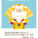 鏡餅に見立てたまんまるの羊が、新年のご挨拶をお届け。頭にみかんをのせ、金色の扇を背にした姿が愛らしい、2027年・未年の年賀状テンプレートです。水色に白い「謹賀